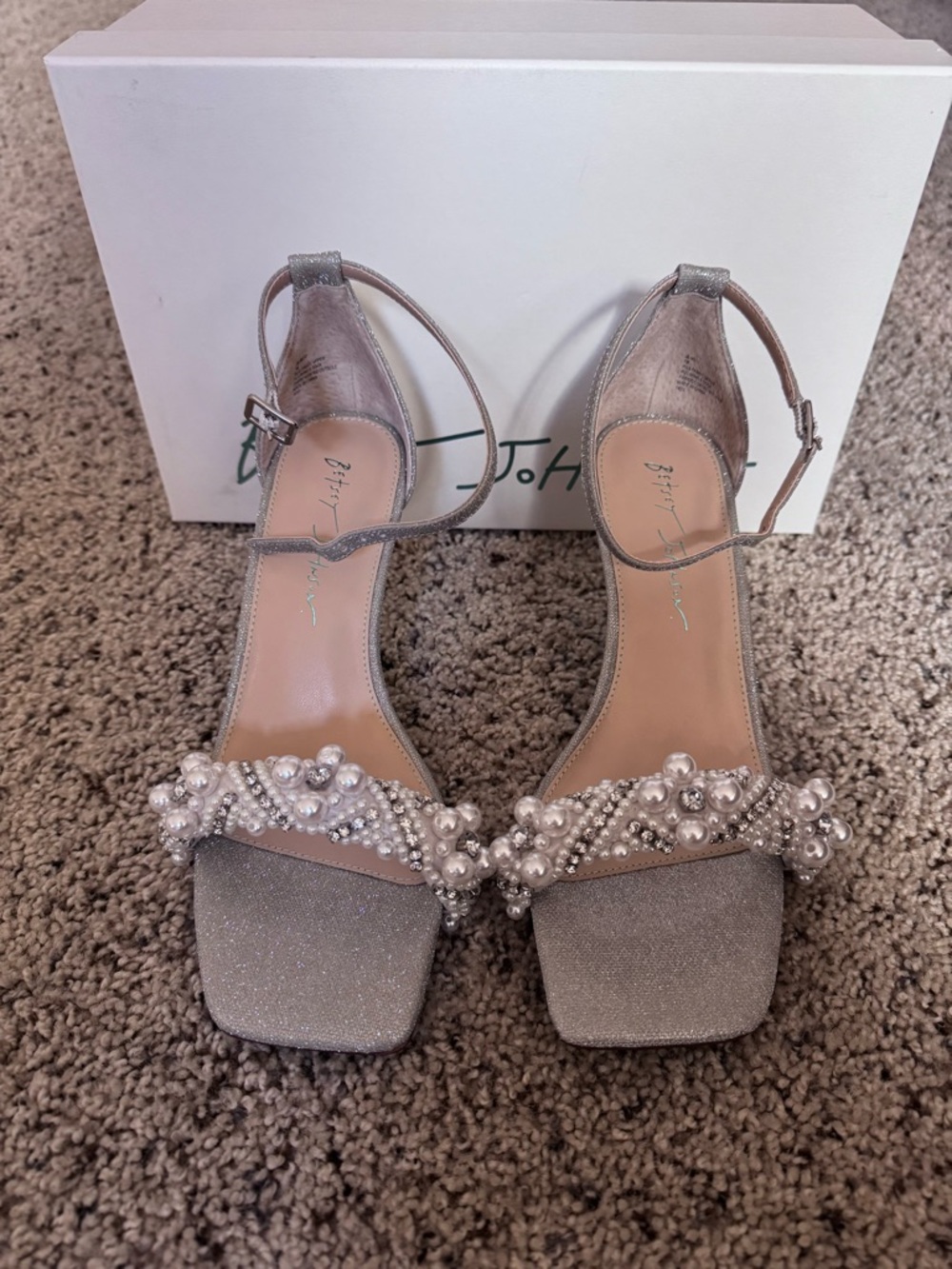 NWT Betsy Johnson Sparkly Kitten Heels Size 7